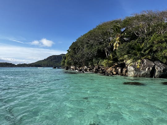 Excursión privada de día completo (Baie Ternay) en barco al parque marino Todo incluido