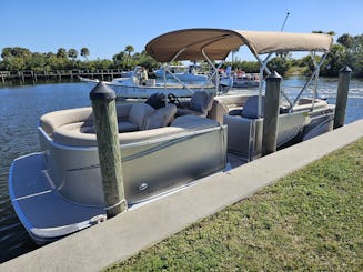 24ft Avalon Tritoon, holds 11, Loungers, Bluetooth High Powered Stereo, Ski Bar