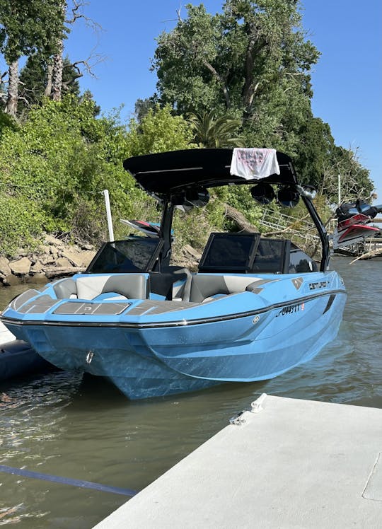 Bateau de surf 2024 avec système audio amélioré