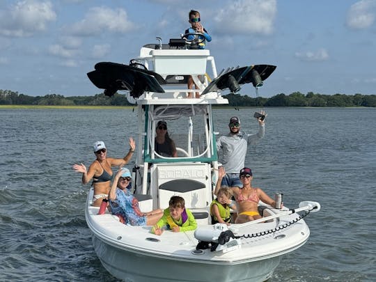 A aventura espera por você em nosso Robalo Center Console de 24 pés em Folly Beach, Carolina do Sul