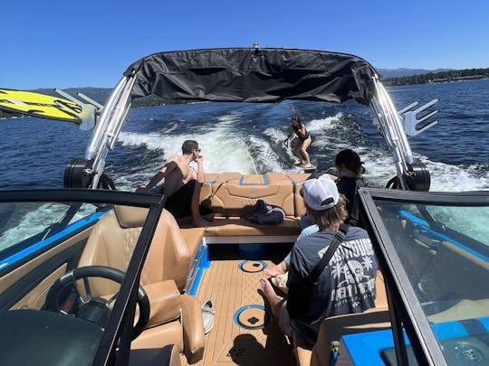 Barco de surf Mastercraft 2024 com capitão e equipamento