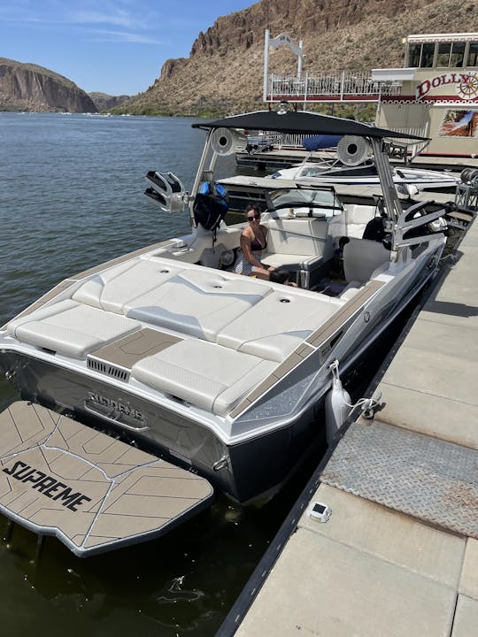 ¡Nuevo barco de surf listo para surfear, hacer wakeboard y bucear!