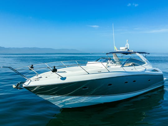 Yate a motor Sunseeker de 46 pies para un día perfecto en Puerto Vallarta.