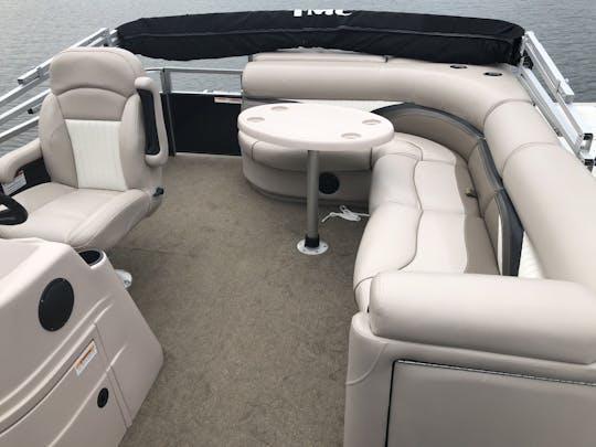 Une journée en bateau parfaite sur le lac Lotus | TMC 22 Pontoon