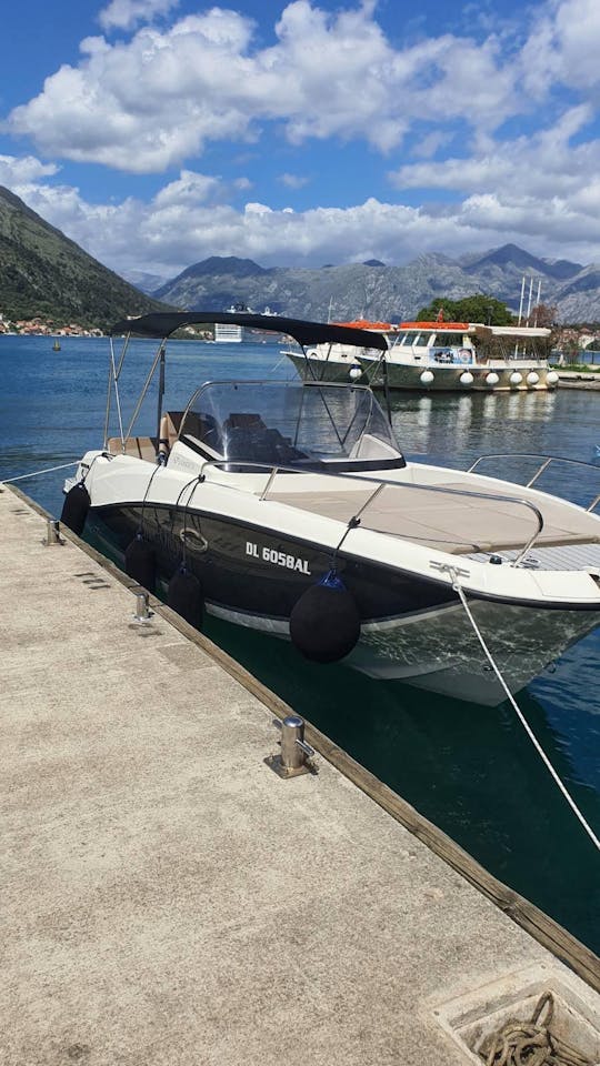 Lancha rápida con terraza en la bahía de Boka