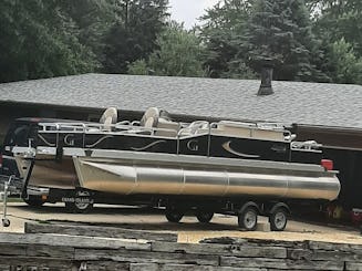 Chain-O-Lakes, barco flutuante acessível para cadeiras de rodas, disponível em Illinois. Capitão