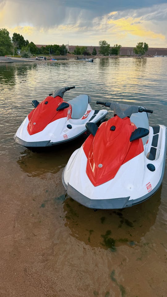 ¡Par de Yamaha V1 Sport WaveRunners, con chalecos salvavidas y remolque incluidos!