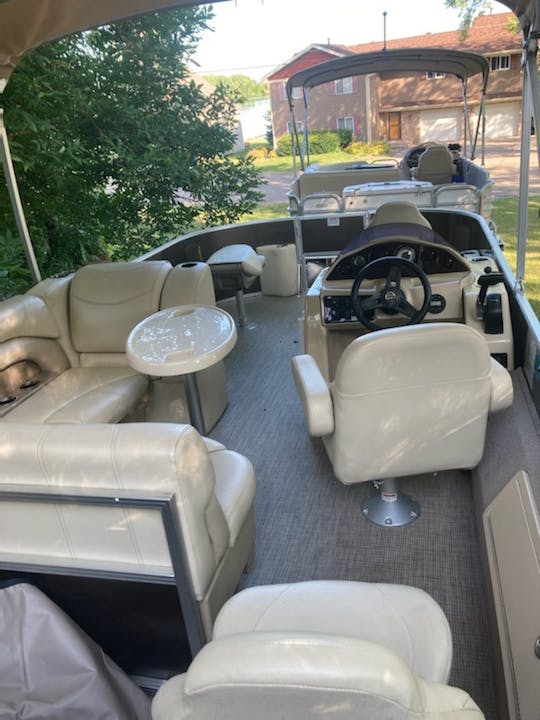 Bateau ponton Sylvan de 21 pieds pour 9 personnes