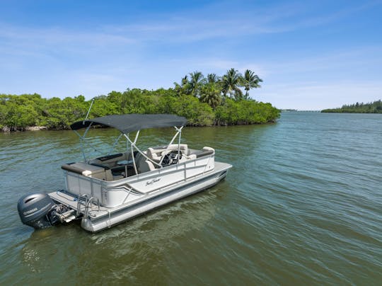 Beautiful Pontoon Boat 23 ft 