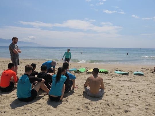 Cours de surf en groupe pour enfants