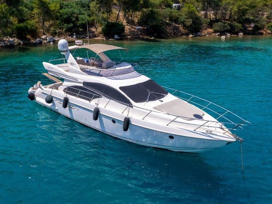 Yacht à moteur de luxe Azimut de 50 pieds à Bodrum pour 6 personnes pendant la nuit