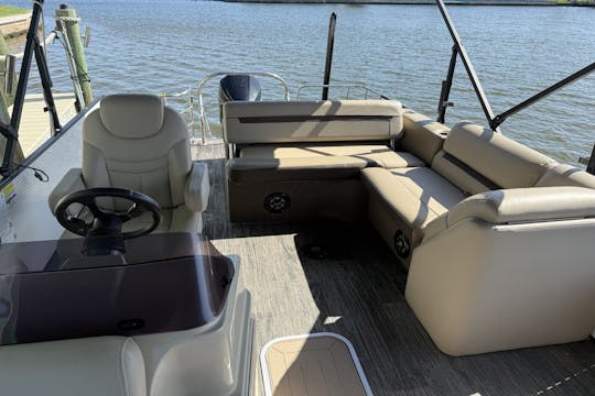 Godfrey Sweetwater 2486 SFL Lounge avec un moteur de 200 CV