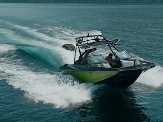 Axis A24 Wakesurf boat (NON-CAPTAINED)