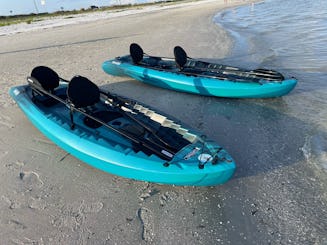 Caiaques duplos em St. Pete, Weedon Island Preserve, praia de areia, parque de piquenique 