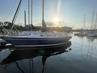 El recorrido por el crepúsculo en el velero Hughes de 35 pies