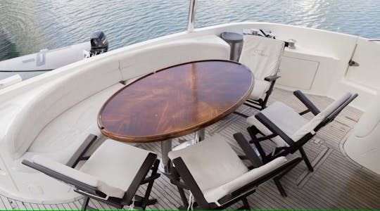 70ft Azimut Flybridge in Cancún - up to 15 people capacity!