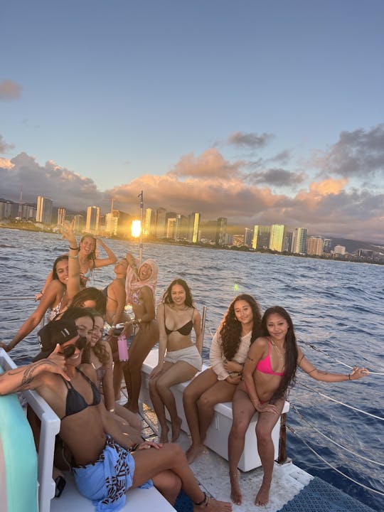 Alquiler de Catamarán a motor para 46 pasajeros en Waikiki, Honolulu, Hawái