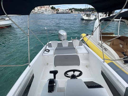 Scar Next 150 CV: en la ciudad de Hvar: explora Vis, la Cueva Azul y las islas Pakleni