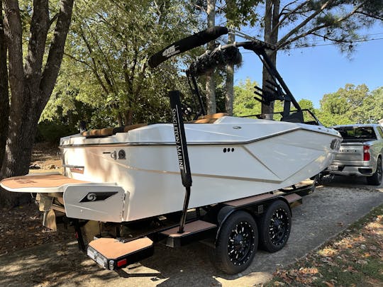 Wake up and surf the day away with this beautiful Axis T22 Surf boat