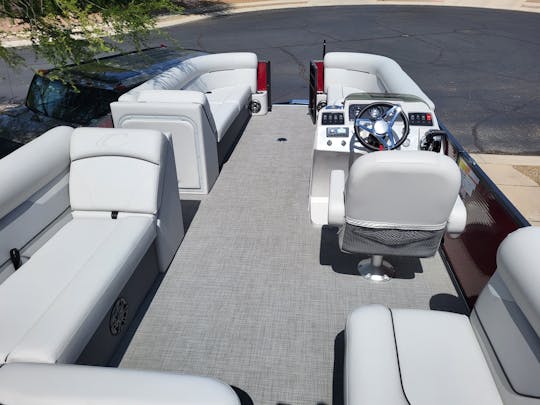 Beautiful 2022 Crest 240LX Tritoon for rent at Canyon lake with seating for 12!