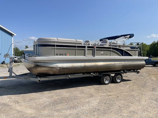 Savor the natural beauty of Glen Lake with Bennington 24 SCWX Pontoon!