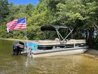 22’ SunTracker Party Barge on Lake Anna 