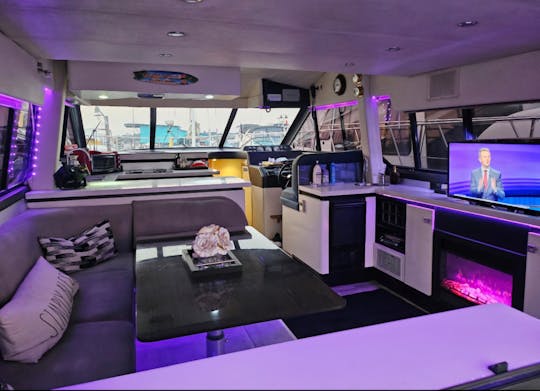 ¡HERMOSO YATE DE LUJO DE 43 PIES LISTO PARA CUALQUIER EVENTO QUE DESEE!