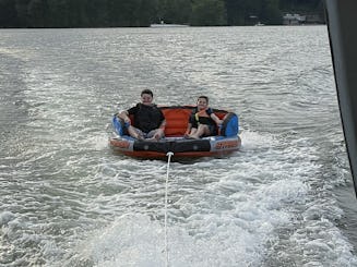 Diversión acuática y de tubing en el lago Candlewood