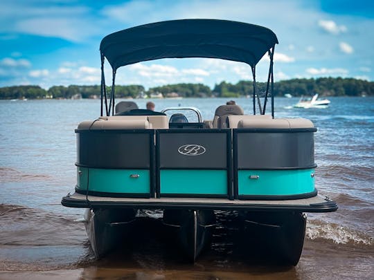Explorez le lac Norman avec style grâce à notre ponton Bentley Navigator 2024 !