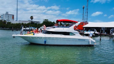Iate Sea Ray 440 Express Bridge Maximun LOA de 50 pés para cruzeiro em Cancún 