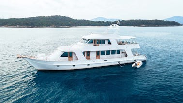 Offrez-vous un luxe inégalé : yacht à moteur de 90 pieds