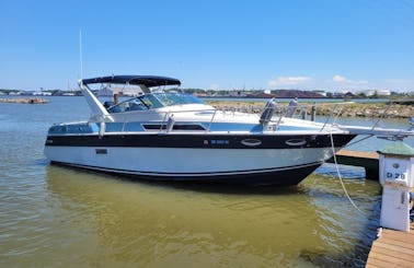 Luxurious Getaway on the Water: Rent our (32ft) Four Winns Vista Boat! FREE 1h