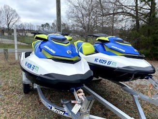 2 esquis Seadoo Wake Jet entregues em sua doca