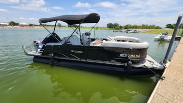 Lake Days Aren’t Over Yet! Book Your Pontoon Escape Today!