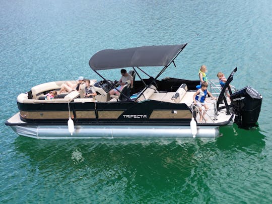 Luxury 25ft Trifecta Tritoon on Lake Okanagan