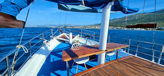 Private daily boat cruise to island Brač with lunch and drinks included