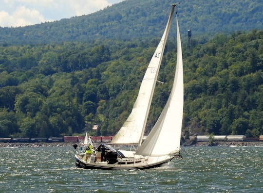 NAVIGUEZ sur le sud historique du lac Champlain à bord d'un voilier Catalina de 30 pieds