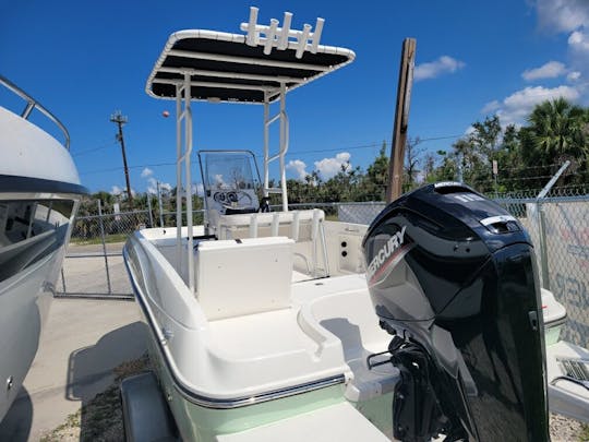 Console centrale Bayliner 2023 à Naples, en Floride