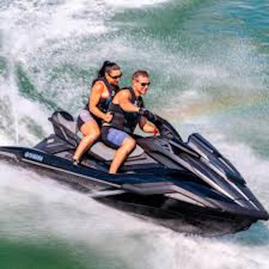 Le JETSKI Yamaha Wave Runner est super rapide à plus de 110 km/h !