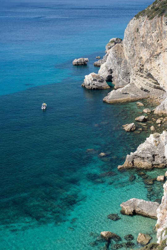 Arrábida: recorrido privado en barco por la costa de Sesimbra (hasta 10 personas)