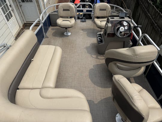 Poontoon Sun Tracker de 20 pieds pour la pêche, le tubing et la croisière  