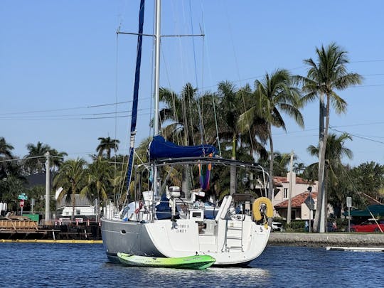 Navegando sin problemas: ¡Alquile el elegante 43 Beneteau hoy mismo!