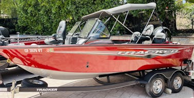 Prêt à pêcher ou à profiter de la journée avec le nouveau bateau Tracker Deep V Targa de 18 pieds