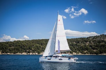 O Catamaran Saba 50 vem com 2 (SUP) — Equipamento de mergulho: máscara e nadadeiras