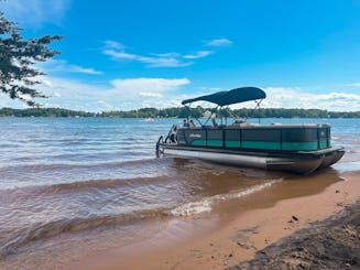 Explore o Lago Norman em grande estilo com nosso Bentley Navigator Pontoon 2024!