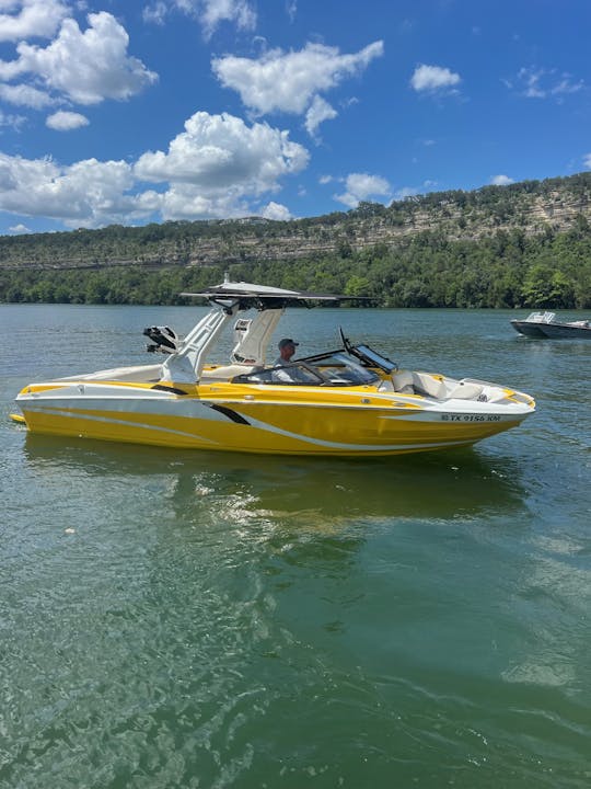O barco de surf Centurion Fi25 acomoda até 15