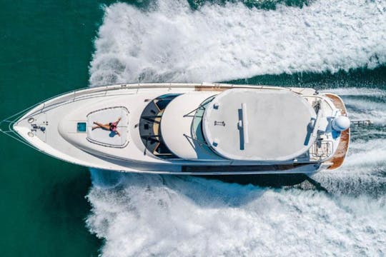   Yacht à moteur Fairline de 64 pieds | Capacité de 30 personnes | Spacieux et luxueux