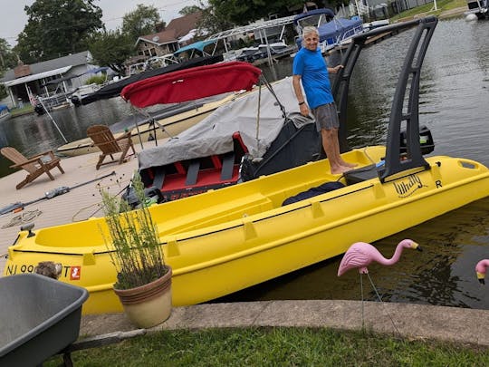 Barco de pesca Whaly 435R en el lago Hopatcong, Nueva Jersey