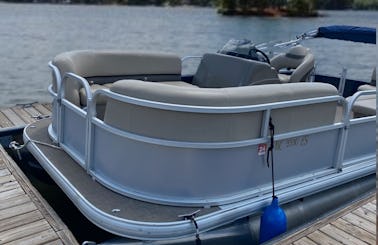 2021 Pontoon for rent on Lake Norman *Fuel + Captain included