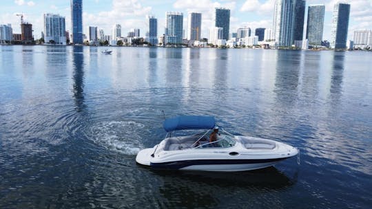 Explorez Miami Beach avec style : louez le bateau Sundeck Blue de 26 pieds !